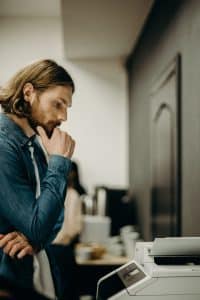man kijkend naar 3d printer