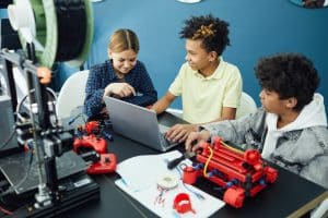 kinderen met 3d printer